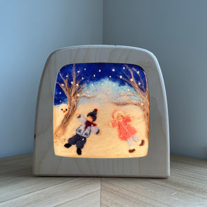 Antroposofie, vrije school, Toverlamp, seizoenen, seizoenslamp, seizoenenlamp, silhouetlamp, jaarfeesten, seizoenstafel, nachtlamp, Waldorf, magic lamp, nature table, nightlight, nursing light, kids room, nursery, nursery decoration, kids room decoration, kinderkamer inrichting, kinderkamerdecoratie, fairytale art, Toverlux, magisch, magical, needle felt, naaldvilten, raamhanger, silhouet, sneeuw, snow, winter, children, kinderen